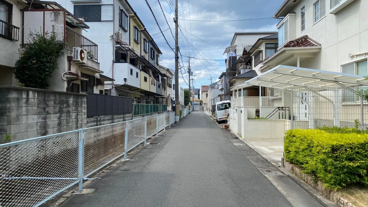 住宅の駐車スペースに立つ1台用カーポートの屋根と柱