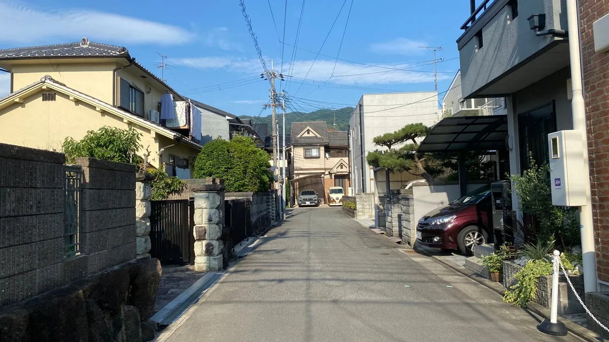 住宅の前にある駐車スペースと門まわりの外構